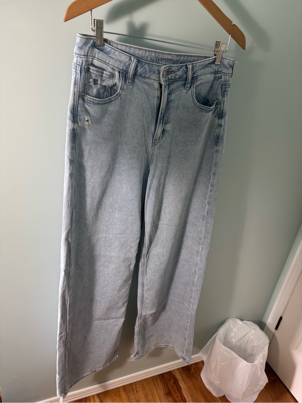 American Eagle Light Wash Baggy Wide Leg Jeans